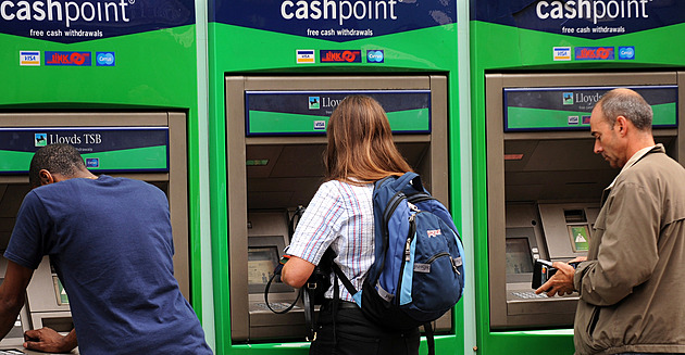 Británie posiluje hotovost, zavádí právo na přístup k bankomatu bez poplatků