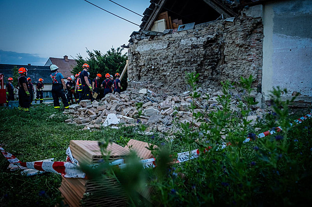 Na muže se zřítila zeď rodinného domu, těžce zraněného vyprostili sousedé