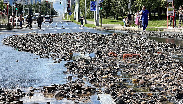 Havárie vody uzavřela Švehlovu ulici v pražské Hostivaři, nejezdily tramvaje