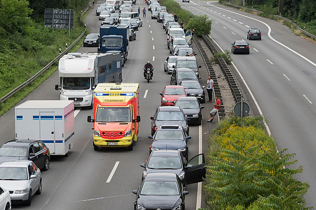 Na německé dálnici blokovali záchrannou uličku, lékař jel k nehodě na kole