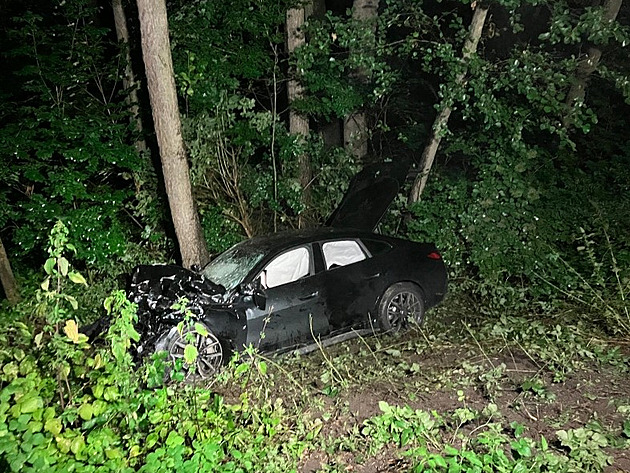 Po srážce osobáku s kamionem jeden muž zemřel, pro druhého letěl vrtulník