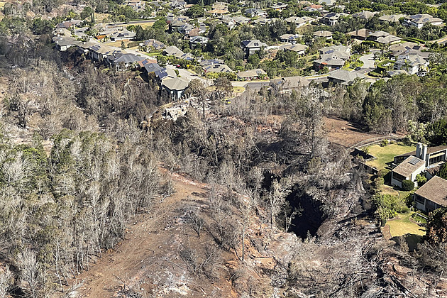 ANALÝZA: Biden jezdil na kole, když Havaj hořela. Média prezidenta kryla