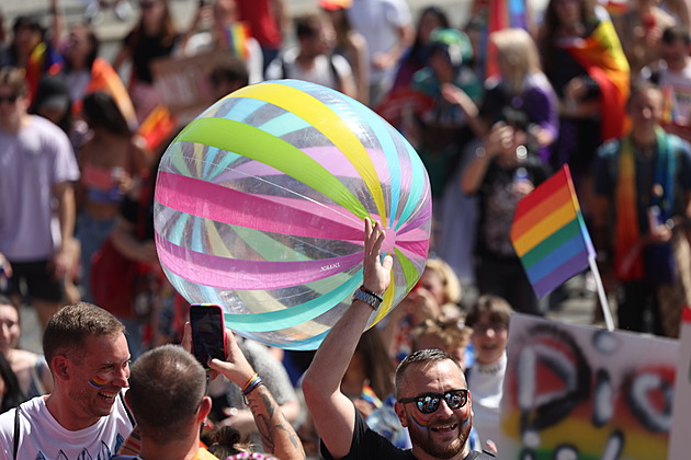 Prague Pride dorazil na Letnou. V duhovém průvodu šly desetitisíce lidí