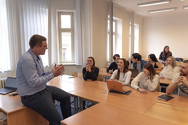 Podvod s diplomkou se může vymstít. Studenti jsou poté vydíratelní, říká pedagog