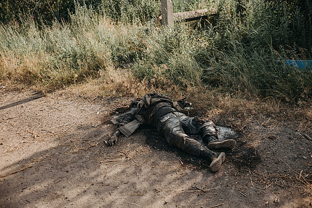 Rusové ve velkém pálí své mrtvé, uvádí Ukrajina. Lidé si stěžují na puch