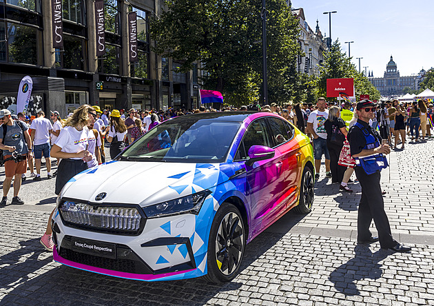 Autovideo týdne: Duhová elektrická škodovka na Prague Pride