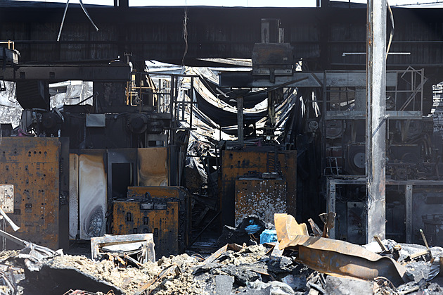 Požár v Žebráku dopadne na výrobu toyot v Kolíně, na pozoru jsou i ostatní