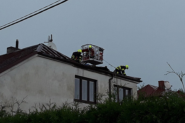Další den, další bouřky. Ve Slezsku popadané stromy komplikují dopravu