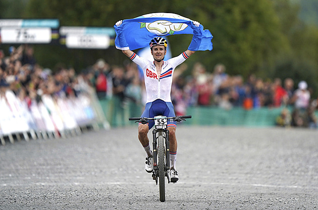 Já se o zvýhodnění neprosil! Oslavy titulu Pidcockovi kvůli UCI zhořkly