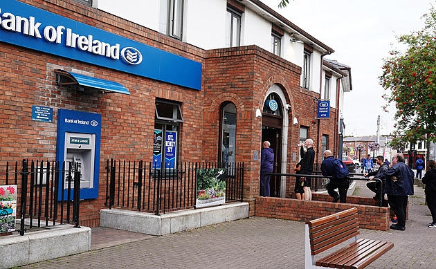 Bankomaty v Irsku rozdávaly peníze zadarmo. Fronty musela rozhánět policie