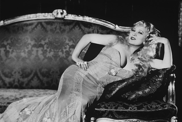 Nemravná celebrita Mae Westová. Za provokace byla u soudu, zaujala i Čapka
