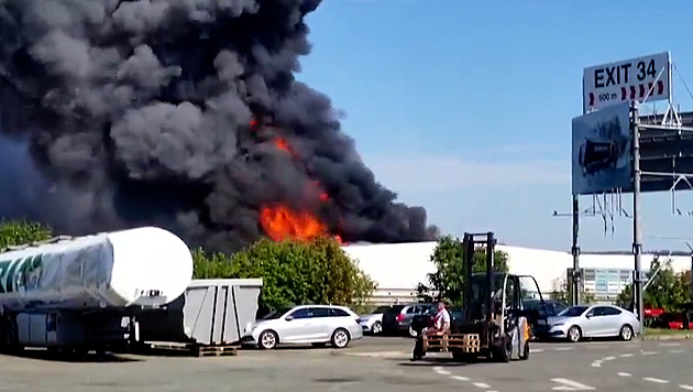 Hoří výrobna plastů v Žebráku. D5 je zavřená, kouř je vidět na kilometry