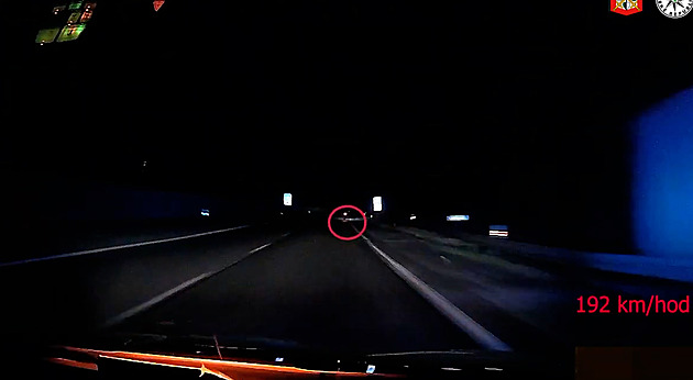 Motorkář v noci zběsile ujížděl policistům, stroj nezvládl a skončil v kotrmelcích