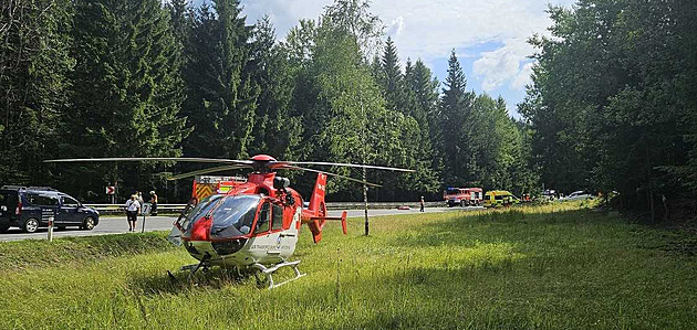 Na Frýdecko-Místecku se srazili motorkáři, tah na Slovensko stál hodiny