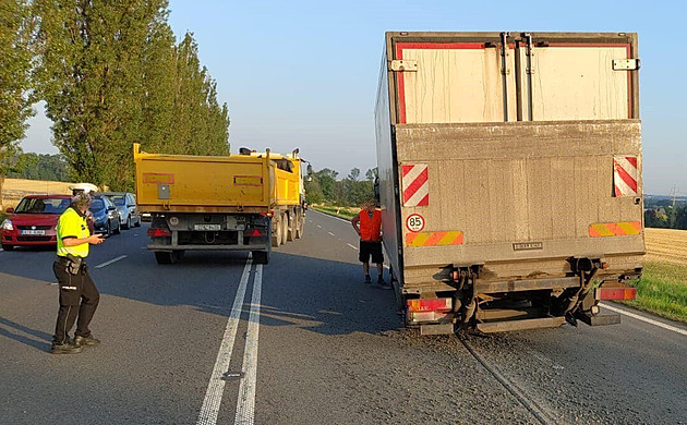 Náklaďáku uletěla kola, jedno trefilo protijedoucí auto. Řidič nadýchal