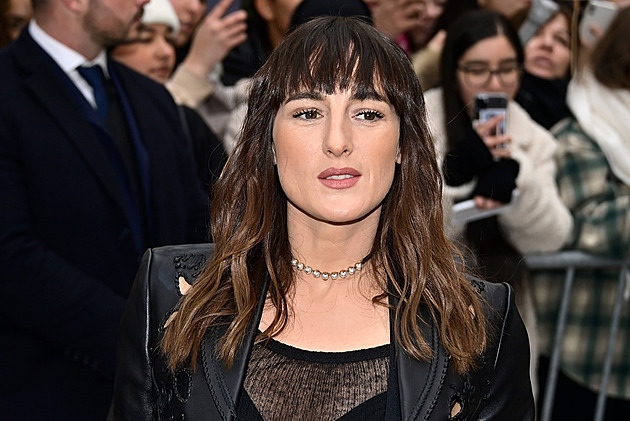 Francie je na nohou. Zpěvačka se otřela o oblíbenou píseň, reagují i politici