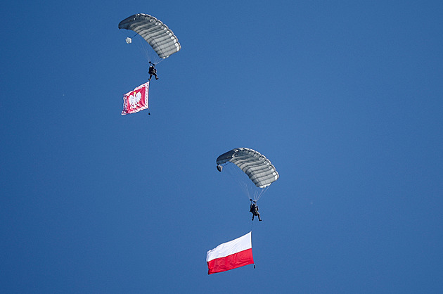 VIDEO: Poláci měli přehlídku. Na Den armády Varšavou proletělo 92 letadel