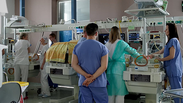 VIDEO: Intenzivní péče zachraňuje novorozence s vadami i předčasně narozené