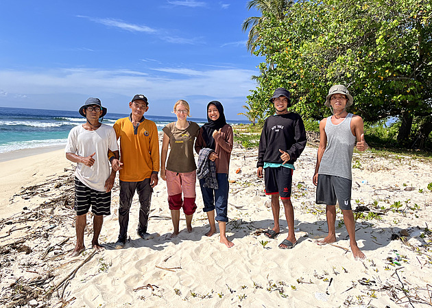 Čeští zoologové připevnili želvám v Indonésii vysílačky, mapují jejich pohyb