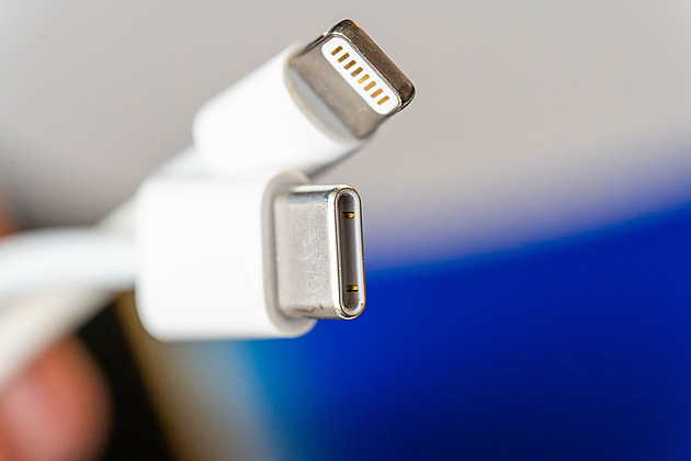 Co bude s mobily, které nemají USB-C konektor? Další typy EU zakázala