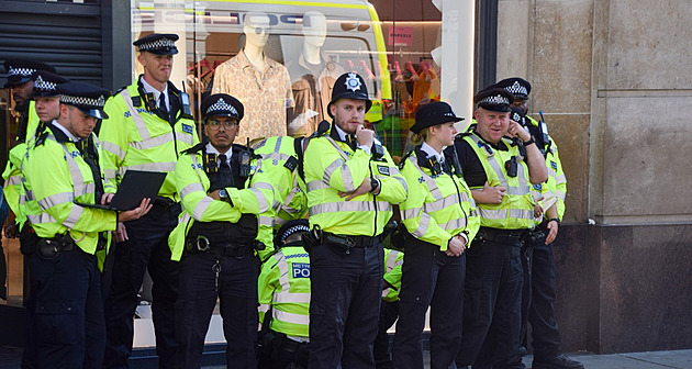 Videa na Tiktoku podnítila lidi k přepadení v Londýně, prali se i s policií