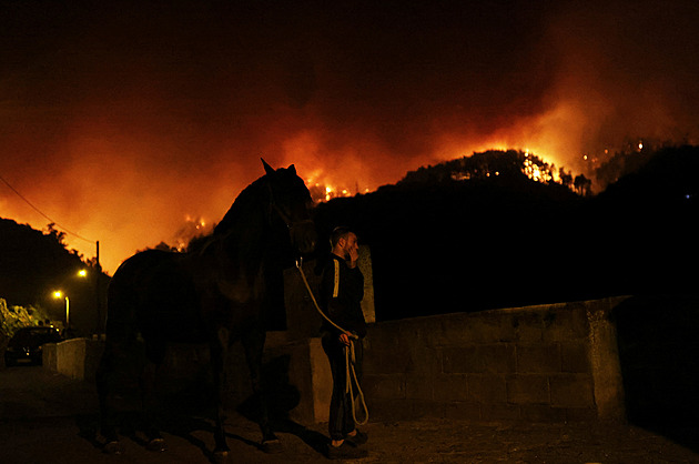 Požár na Tenerife stále není pod kontrolou, evakuovalo se 26 tisíc lidí