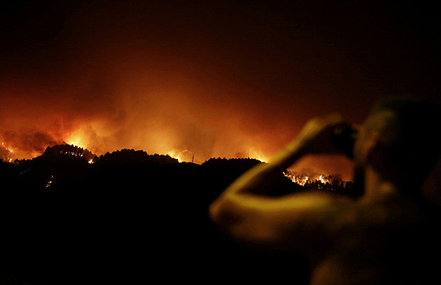 Požár na Tenerife se stále nedaří zkrotit, úřady revidovaly počet evakuovaných
