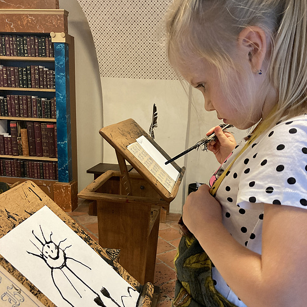 Malování husím brkem je pro některé děti nezvyklým zážitkem.
