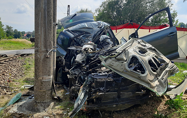 Auto na přejezdu u Brodu smetl vlak. Řidič nepřežil, spoje na Jihlavu stály