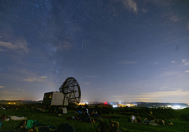 Pozorování Perseid se letos vydařilo. Stovky lidí vyrazily na radarovou louku