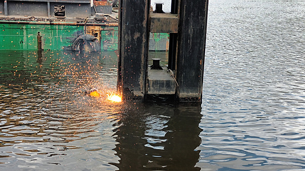 U Lovosic roste kotviště říčních lodí, odolá i extrémním povodním