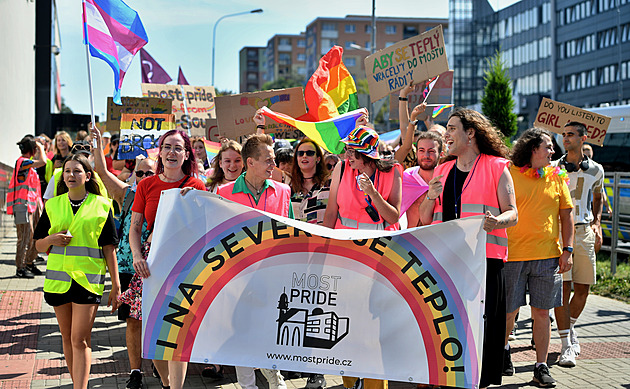 Jsme queer, jsme here a Most je náš revír, provolávali účastníci Most Pride