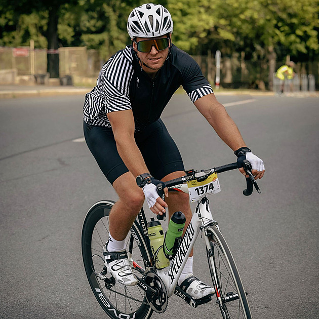 Hraje hokej, závodí na kole. Kladenský obojživelník Strnad obdivuje Van Aerta