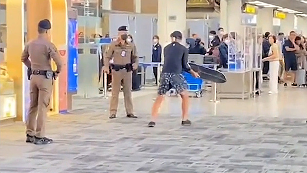 VIDEO: Rozzuřený Číňan se oháněl na letišti po policistech skateboardem