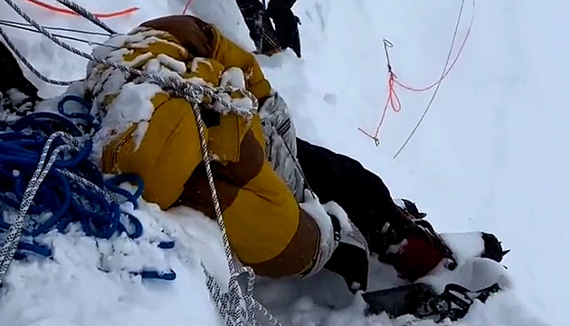 Úřady vyšetřují smrt nosiče na K2, kterého ostatní horolezci překračovali