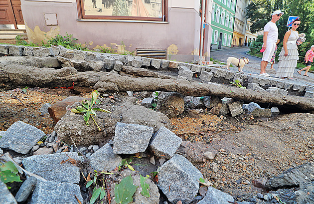 Novou dlažbu v lázeňském centru Varů spláchla voda. Město řeší, jak ji opravit