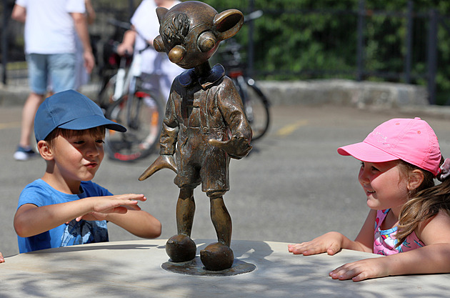 V Chebu pokřtili lavičku s bronzovou sochou Hurvínka, odlili ho v Bratislavě