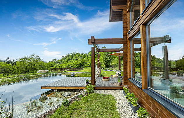 Vysnili si dřevostavbu, teď mají ideální bydlení i s jezírkem v zeleni