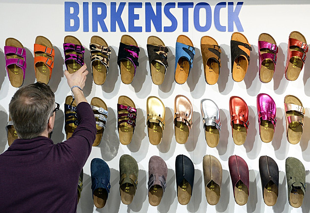 Birkenstock na americké burze zaškobrtl. Jeho akcie spadly o třináct procent