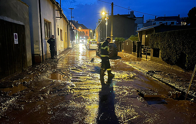Noční bouřky a lijáky zasáhly východ Čech, bahno zaplavilo ulice Náchoda