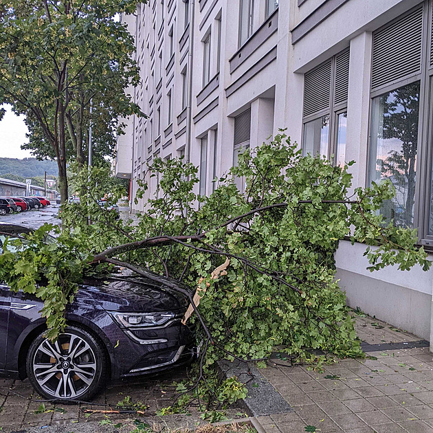Voda zatopila i suterén Státní opery, hasiči po bouřkách měli desítky výjezdů