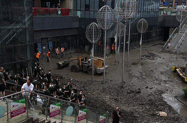 Sesuvy bahna v Číně ničily domy a zabíjely, několik lidí úřady pohřešují