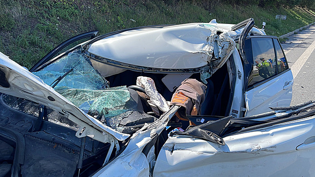 Srážka kamionu s autem zablokovala D8 u Prahy, zasahoval i vrtulník