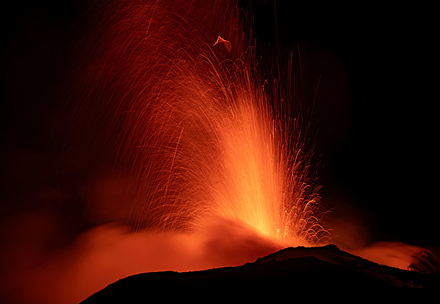 VIDEO: Etna se opět probudila, ohnivou show sledovaly desítky lidí