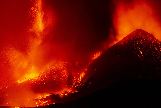Erupce Etny komplikuje dopravu na Sicílii, Katánie do rána uzavřela letiště