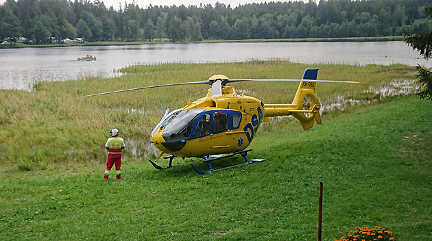 Auto u rybníka vjelo do příkopu, zasahoval i záchranářský vrtulník