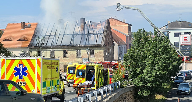 Policie dopadla žháře, při jednom z požárů se hasiči propadli schodištěm