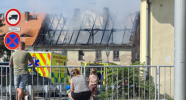 V Plzni na Roudné shořela střecha a půda domu, hasiči strhli štít objektu