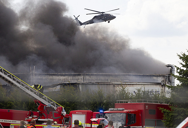 Obří oheň v Žebráku hasil i vrtulník Black Hawk, specialista na boj s požáry