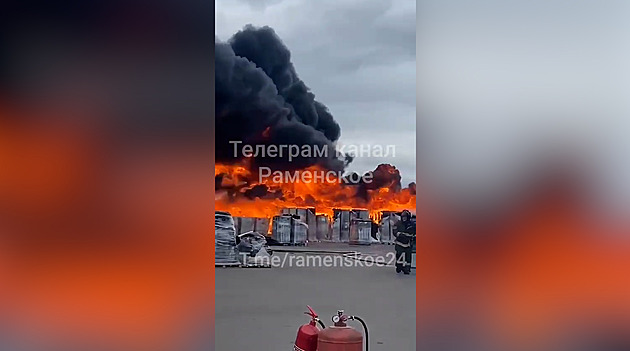 Obří požár zachvátil sklad hnojiv u ruského Ramenskoje, na vině jsou svářeči